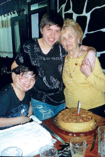 Frente a una de sus creaciones, con su bisabuela y su hermano Matías.