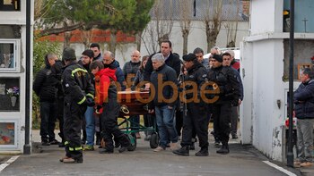 Junto a otros familiares, Lázaro