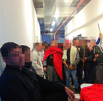 Los dos policías, rehenes en