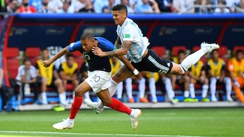 El final de la jugada de los 37 kilómetros por hora: la falta y el penal de Marcos Rojo a Mbappé (Reuters)