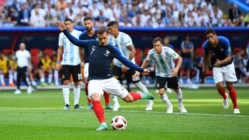 Antoine Griezmann pateando el penal en