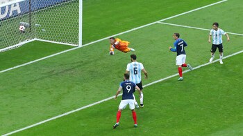 La volea de Pavard vuela hacia el ángulo de Armani. Ese tiro le valió el mote de un personaje de dibujos animados