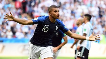 Mbappé festeja su gol a