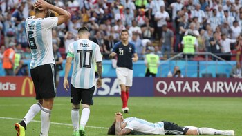 El derrumbe de los futbolistas de Argentina tras la eliminación (Foto: AP)