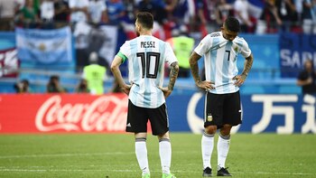 Lionel Messi y Ever Banega lamentan la