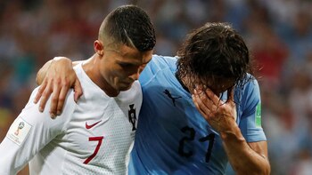 Edinson Cavani se retiró lesionado