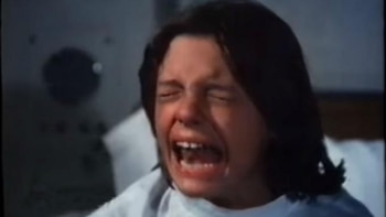 En su primera película, Luis Miguel interpreta a un niño al que le deben amputar las piernas tras un accidente