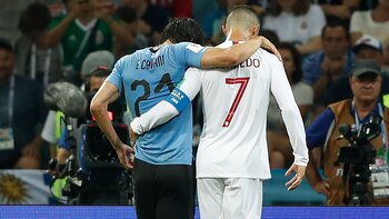 Ronaldo ayuda a Cavani a