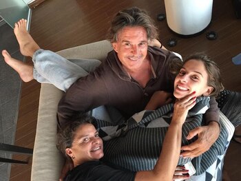 Osvaldo Laport junto a su esposa Viviana Sáez y su hija Jazmín.