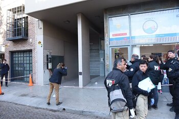 La puerta del edificio donde