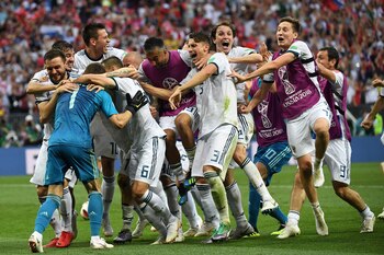 Los jugadores de Rusia festejan la clasificación a los cuartos de final (AFP PHOTO / YURI CORTEZ)