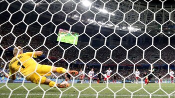 Kasper Schmeichel atajó un penal