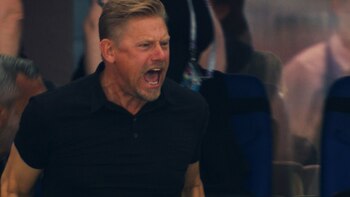 Peter Schmeichel celebra las atajadas