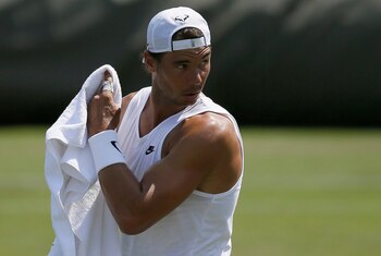 Rafael Nadal espera en la