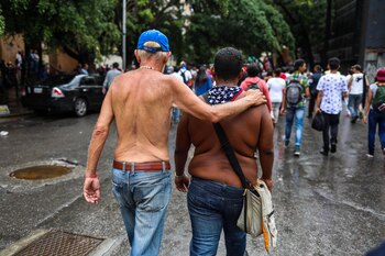 Personas participan en una manifestación