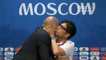 El periodista peruano besó y