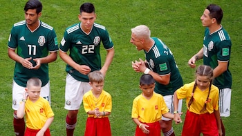 Chicharito alienta a sus compañeros
