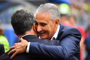 Tite saluda a Osorio en el inicio del partido
