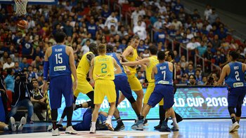 El partido se siguió jugando tras la batalla (AFP)