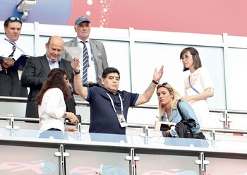 Diego Maradona, acompañado por Rocío Oliva, no se perdió el partido: sufrió, se ilusionó y quedó triste por la eliminación.