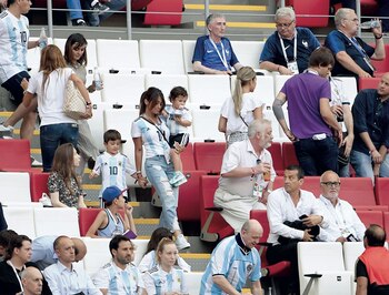 Acompañada por Thiago (5) y Mateo (2), la mujer de Leo –con la camiseta puesta– no paró de gritar durante los 90 minutos. Amor puro.