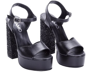 Sandalias con taco de glitter ($ 2.900, Viamo).