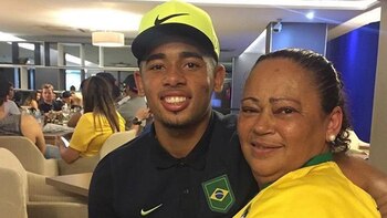 Gabriel Jesús y su madre