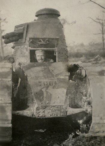 Un tanquista posa para la