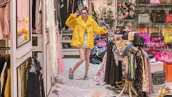 Jamie Chua, la influencer singapurense que tiene un guardarropa de 60 metros cuadrados, el tamaño de un departamento de dos ambientes. Está lleno de marcas con la mejor moda del mundo.