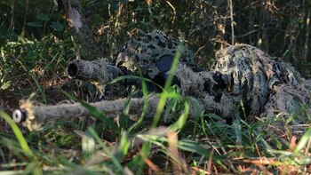 El traje Ghillie, utilizado por los francotiradores, permite camuflarse en un entorno específico. En un futuro próximo, los camuflajes se adaptarán a cualquier ambiente. Foto: Archivo DEF.
