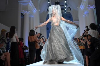 Diseños voluminosos y envolventes vistieron