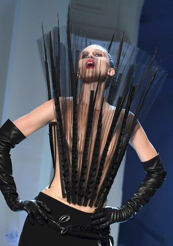 Con una actitud provocadora siluetas