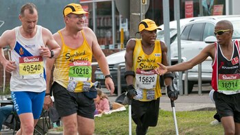 En el centro, Xolani Luvuno mientras participa en la Maratón de Comrades