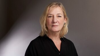 La autora reconstruye la vida