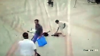 Cuando se acercaron algunos transeúntes,