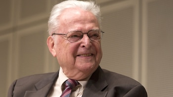 Steven Fenbes creció en una parte de Yugoslavia ocupada por Hungría y luego por Alemania, cuando fue trasladado al campo de exterminio de Auschwitz.