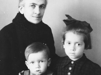 Theodora Klayman, de niña en Zagreb, junto a su hermano y su padre