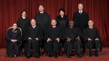 Los jueces de la Corte Suprema de Estados Unidos. Sentados, de izquierda a derecha: Ruth Bader Ginsburg, Anthony M. Kennedy, John G. Roberts, Jr., Clarence Thomas y Stephen G. Breyer. Parados, de izquierda a derecha: Elena Kagan, Samuel A. Alito, Jr., Sonia Sotomayor y Neil M. Gorsuch