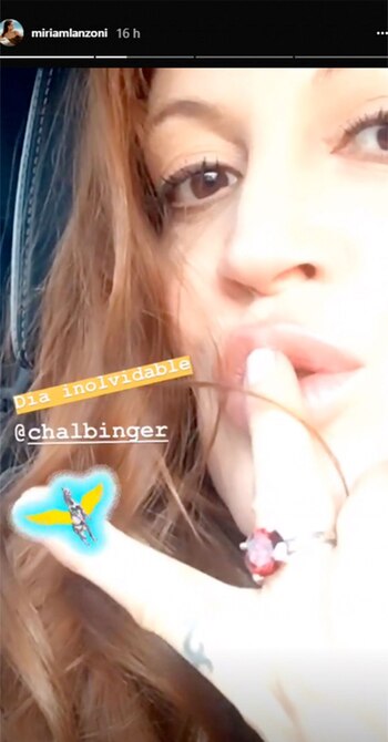 El hermoso anillo de compromiso.