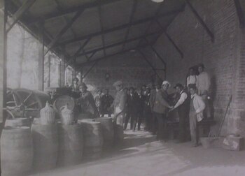 Operarios y bodegueros posan en