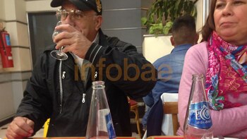 Con su mujer, en una