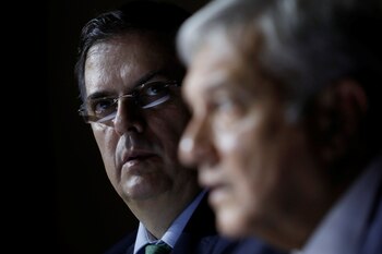 El canciller Marcelo Ebrard junto