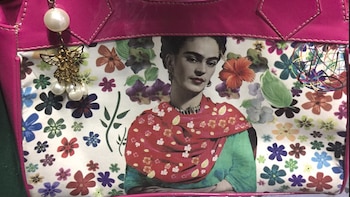 Frida hasta en los bolsos.