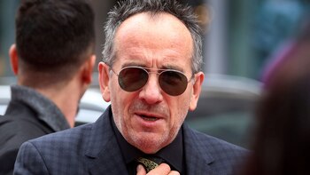 Elvis Costello lucha contra un