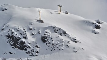 Los operarios trabajan para restablecer