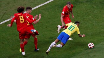 Neymar quedó en el foco por sus constantes simulaciones (Reuters)