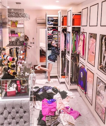 Si se abre una de las puertas, adentro hay percheros repletos con camisas, blazers, remeras y pantalones colgados. Ella misma crea sus outfits según para cada ocasión.