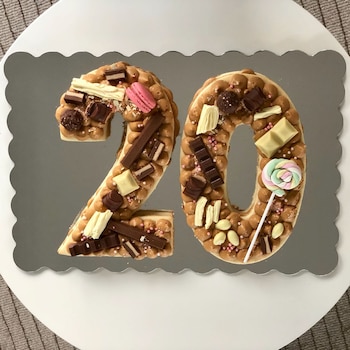 Las letter y number cakes,