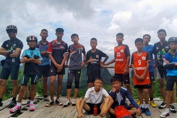 El grupo de jóvenes futbolistas,