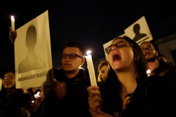 Miles de personas se reunieron en la Plaza de Bolívar en Bogotá. (REUTERS/Luisa Gonzalez)